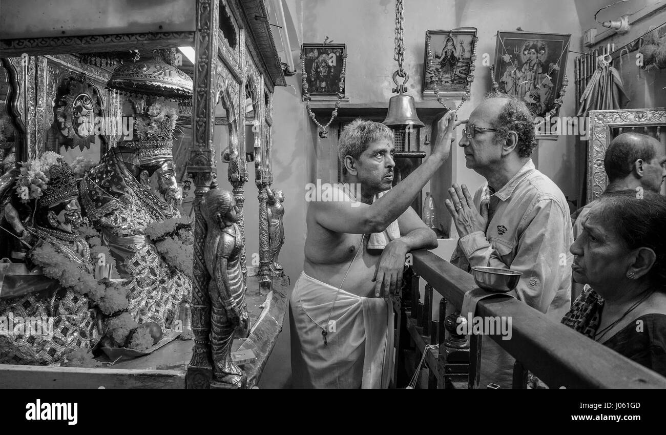 Anhänger, beten Kalbadevi Tempel, Mumbai, Maharashtra, Indien, Asien Stockfoto