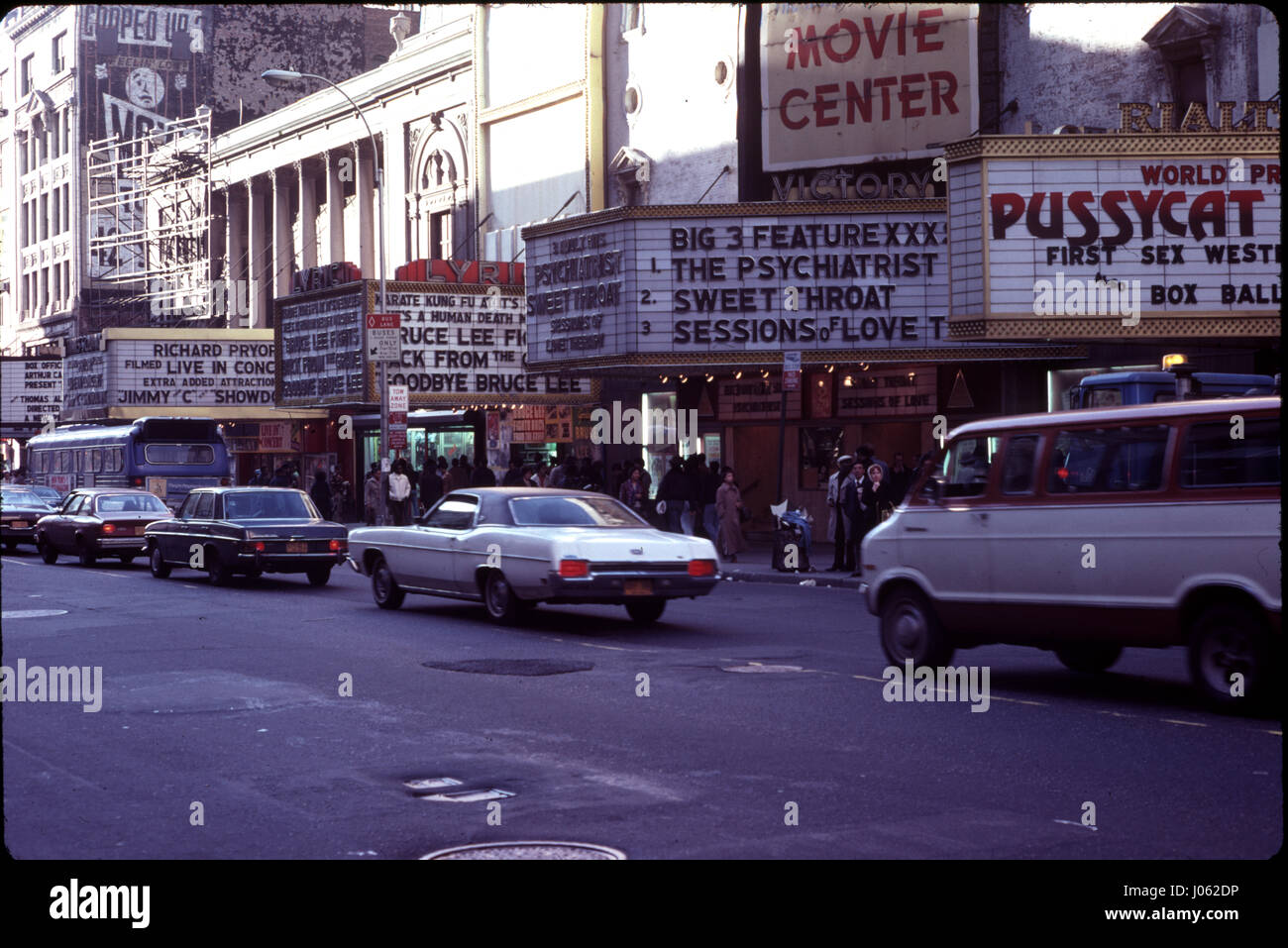 Broadway. ATEMBERAUBENDE Bilder entstanden, die einen Einblick in das düstere Leben in New York City im Jahr 1979 zu bieten. Unglaubliche Bilder, mehr als ein Jahrzehnt vor der berühmten "Aufräumen" der Stadt unter Bürgermeister Rudi Giuliani in den 1990er Jahren, zeigen einige der Sehenswürdigkeiten des Big Apple wie sie damals unter Times Square, die Freiheitsstatue und eine ergreifende Blick aus dem Inneren des World Trade Centers anderem waren. Anderen Aufnahmen zeigen die andere Seite der Stadt, die niemals schläft, wie Chinatown und Harlem heruntergekommenen aussehen und Graffiti überall in der u-Bahn besprüht. Die Druckknöpfe wurden durch australische Rentner Terry Dwyer Stockfoto