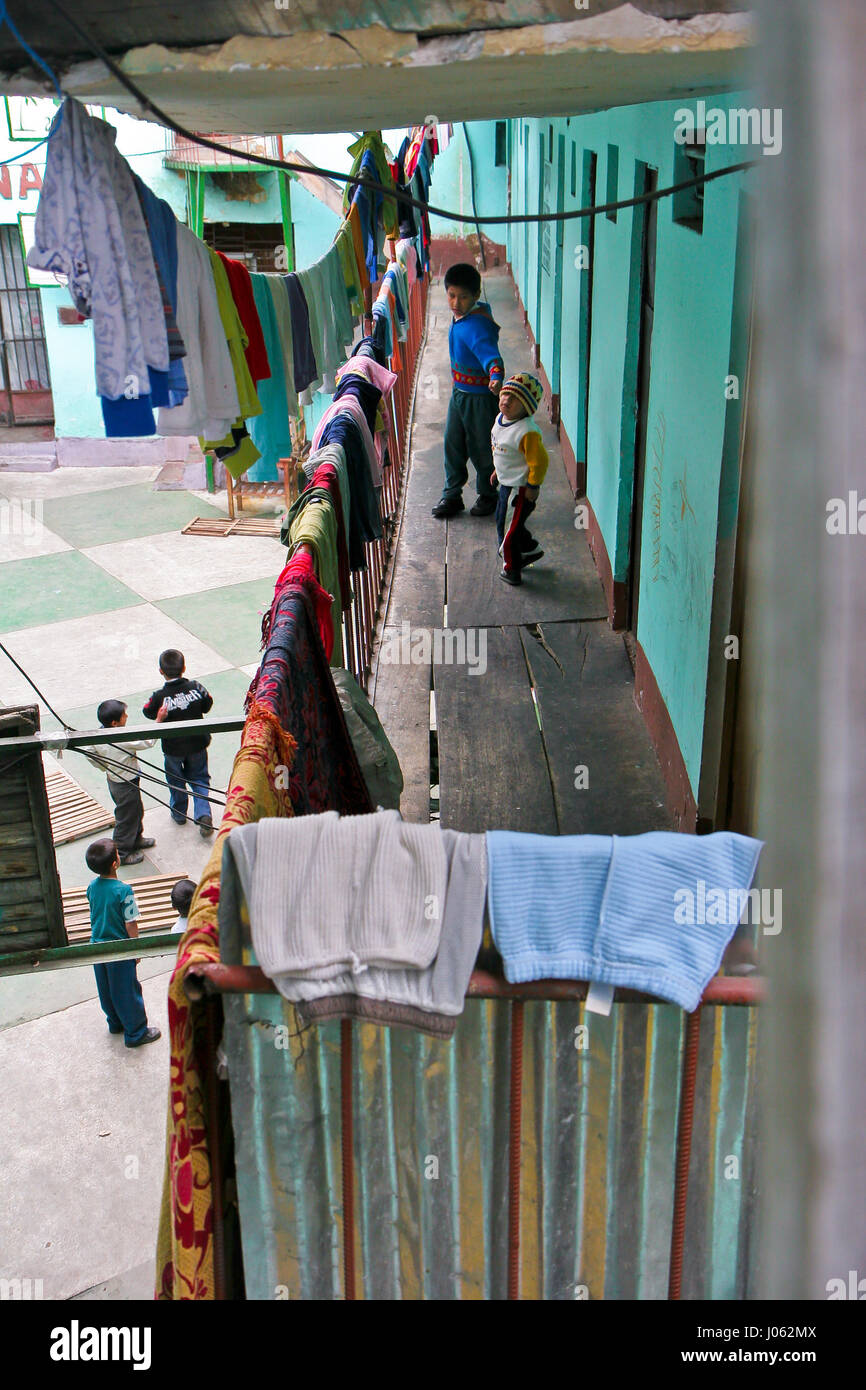 SAN PEDRO, LA PAZ, Bolivien: Eye-opening Bilder zeigen was das Leben ist wie innerhalb Boliviens San Pedro Prison wo die Familien der Gefangenen live mit kriminellen, die des Landes strikte gebrochen haben-Gesetze Drogen noch dürfen, Kokain zu produzieren. Die beeindruckende Sammlung von Bilder zeigen Reihen von Wäsche hängen über den Hof und auf Schienen mit Kindern spielen mit Spielzeug LKW unten. Andere Fotos zeigen Insassen, Fußball spielen und abwaschen. Ein Bild von diesem Gefängnis, das Kultbuch von britischen Drogenschmuggler Rusty Young inspiriert marschieren Pulver genannt, zeigt ein Insasse Handhabung so sieht Stockfoto