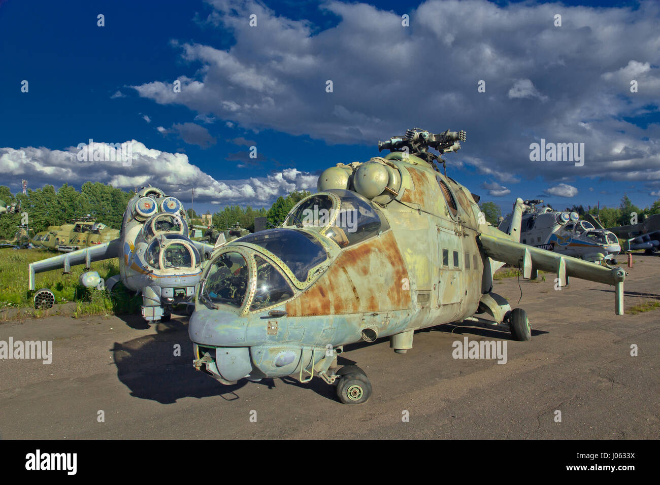 Moskau, Russland: EINDRINGLICHE Bilder von einem verlassenen Airforce base in Russland zeigt die Kraft, die die Sowjetunion während des Kalten Krieges besaß. Die atemberaubenden Bilder zeigen einen Hubschrauber-Friedhof mit Hunderten der Kämpfer Flugzeuge liegen in Rust und Ruine. Andere Bilder zeigen das Innere der vergessenen Russian Air Force Academy mit Uniformen, Ausrüstung und sogar die Überreste von einem Kampfjet hinter sich gelassen. Die Aufnahmen wurden von russischen Amateur-Fotografen und urban Explorer Sergey Wurzel, die verlassene Orte, aus der Hektik des Stadtlebens in Moskau zu entkommen sucht. Stockfoto