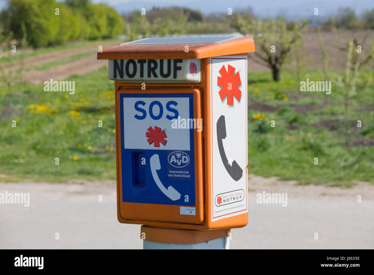 Breisach, Deutschland - 7. April 2017: Notfall-Telefon am Straßenrand, betrieben von der deutschen Automobil Club AVD und der Björn-Steiger-Stiftung Stockfoto