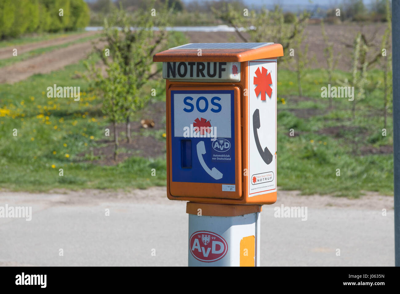 Breisach, Deutschland - 7. April 2017: Notfall-Telefon am Straßenrand, betrieben von der deutschen Automobil Club AVD und der Björn-Steiger-Stiftung Stockfoto