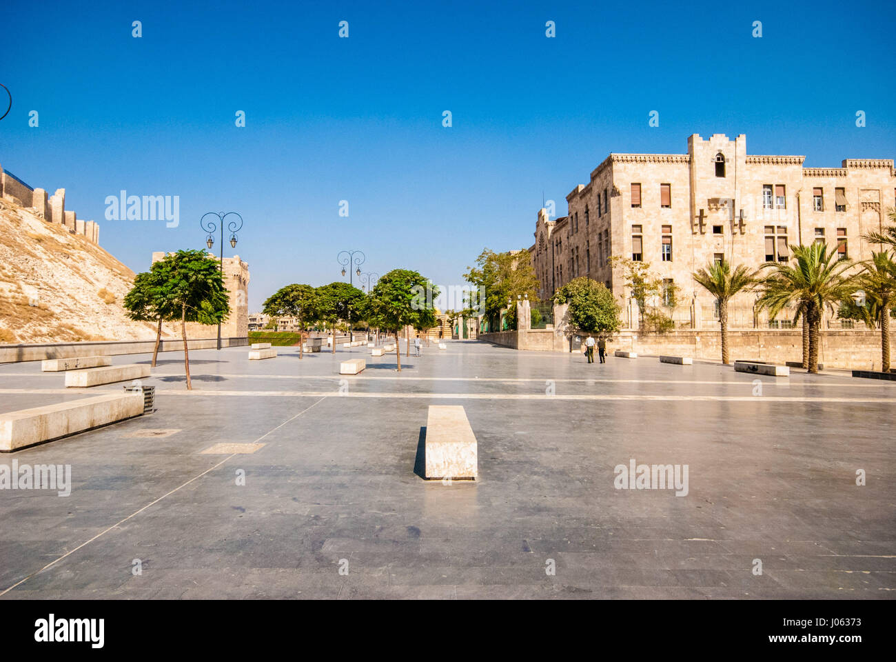 Eingang zur Zitadelle, Aleppo. Eine zum Nachdenken ANREGENDE Serie von Bildern von einem britischen Fotografen freigegeben haben zeigt, wie Syrien war, kurz bevor seine sechs Jahre Bürgerkrieg ausbrach. Die beeindruckende Sammlung von Fotografien zeigt, dass Aleppo Zitadelle, die jetzt Ruinen der zerstörten römischen Theater und alte Tetrapylon historischen Ruinen von Palmyra und die beeindruckende UNESCO-Weltkulturerbe der Umayyaden-Moschee, Aleppo, die zwischen dem 8. und 13. Jahrhundert gebaut wurde. Andere Bilder zeigen ein paar unbeschwerte Jungs haben eine Wasser kämpfen auf der Straße, Menschen in Aleppo-Saft-Bars entspannen Stockfoto