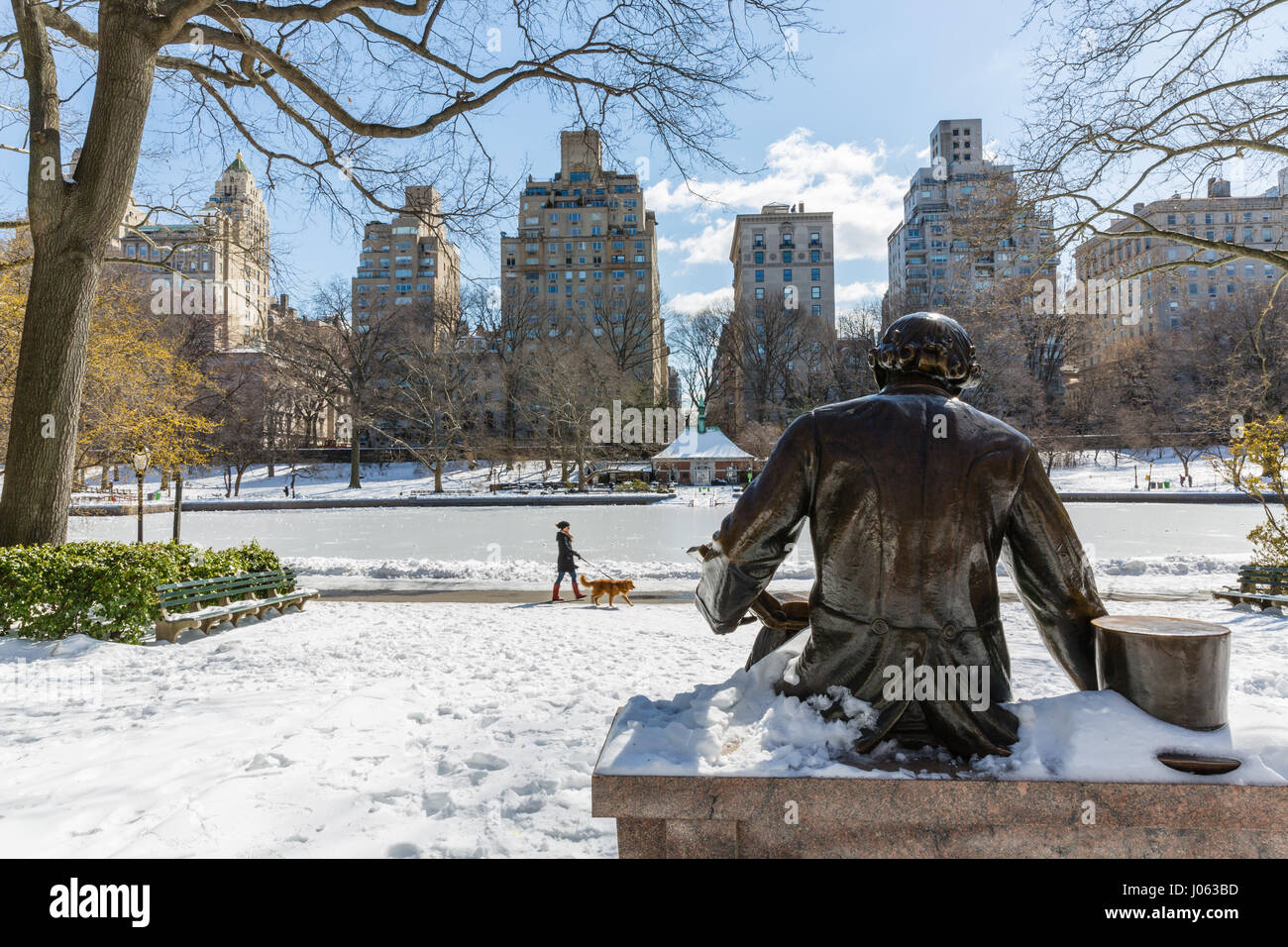 Hans Christian Andersen-Statue mit Frau zu Fuß Hund im Schnee Stockfoto