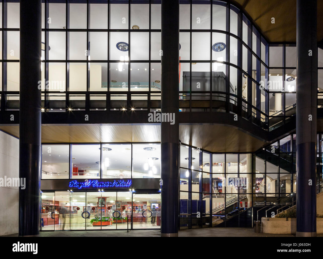 Die Royal Concert Hall (RCH) in der Nacht, Teil der königlichen Zentrum in Nottingham, England, Großbritannien Stockfoto