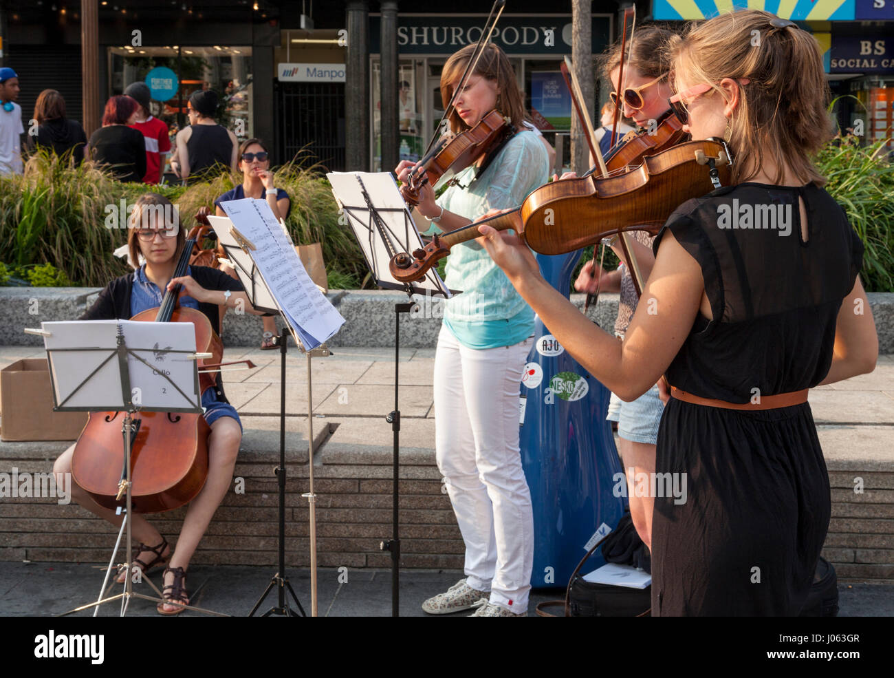 Buskers: Junge Musikerinnen Straßenmusik klassischen Streichquartett Musik, Nottingham, England, Großbritannien Stockfoto