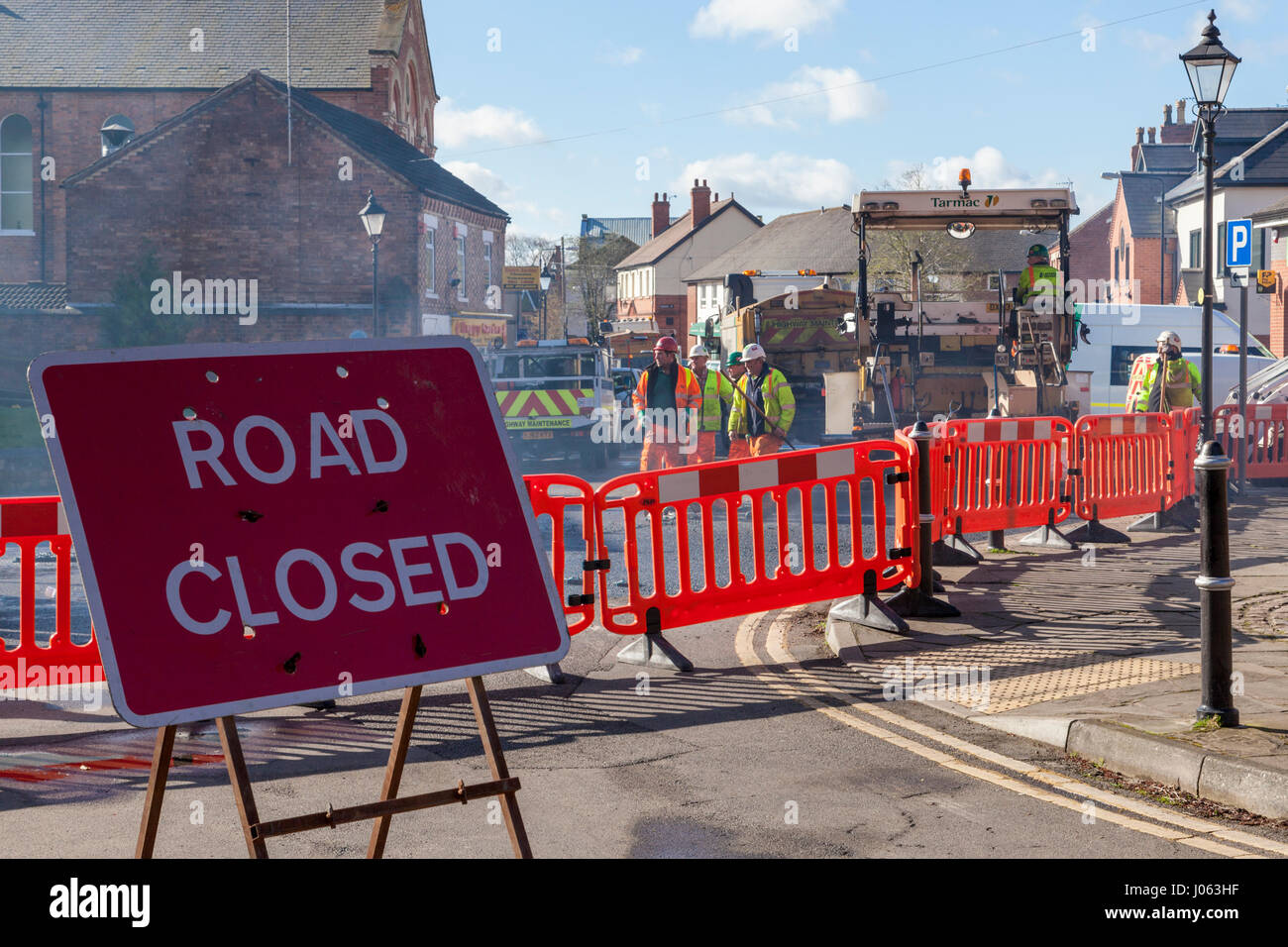 Straßensperrung Zeichen für Straßenbau. Straße Wartungsarbeiten an einer Dorfstraße, dem Ruddington, Nottinghamshire, England, Großbritannien Stockfoto