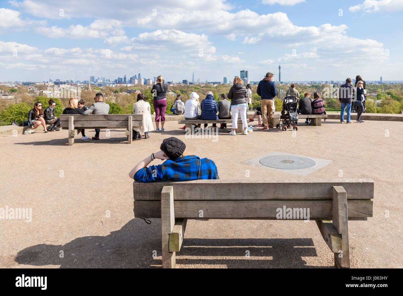 Menschen entspannend an einem sonnigen Tag im Frühling im Park, Primrose Hill und genießen Sie den Blick auf London, England, Großbritannien Stockfoto