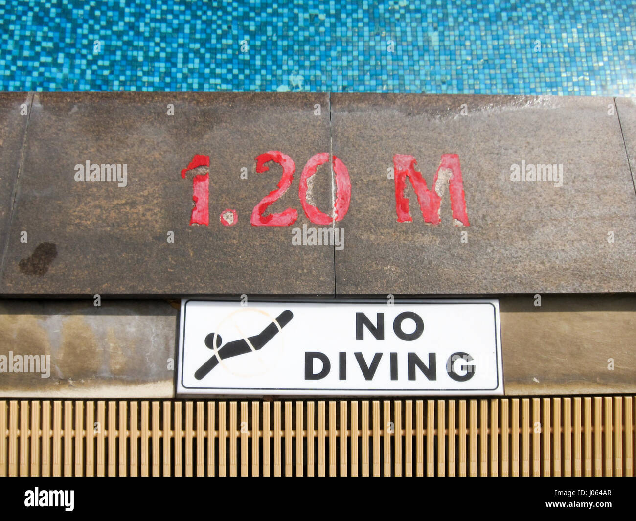 Kein tauchen Bekanntmachung und tiefe Anzeige auf Schwimmbad im Dusit Thani 5-Sterne Hotel in Bangkok, Thailand. Stockfoto