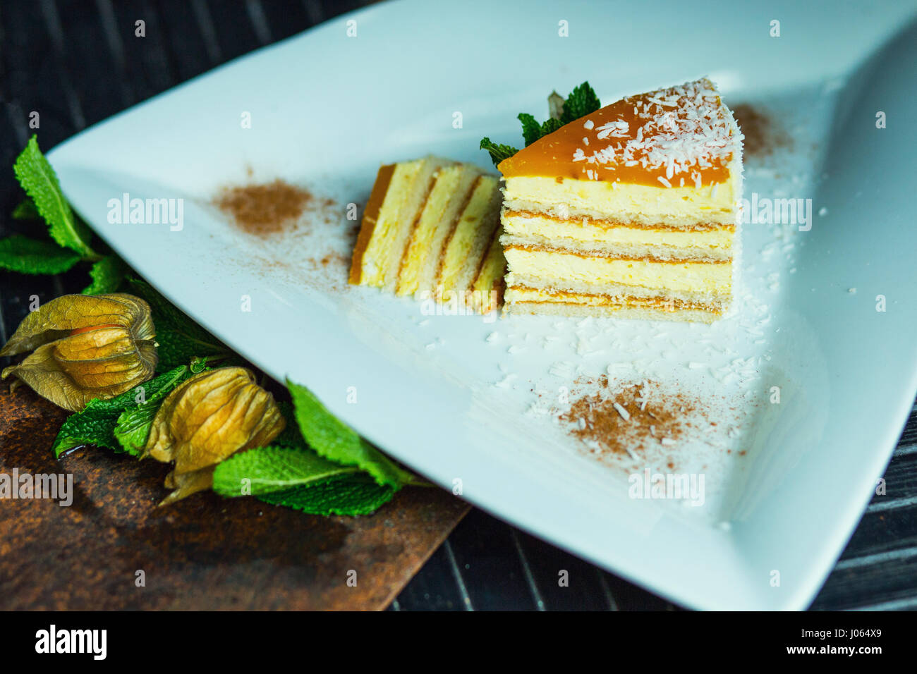 Frische Passionsfrucht-Kuchen mit Kokos und Zimt. Dessert auf Platte. Das Restaurant oder Café-Atmosphäre Stockfoto