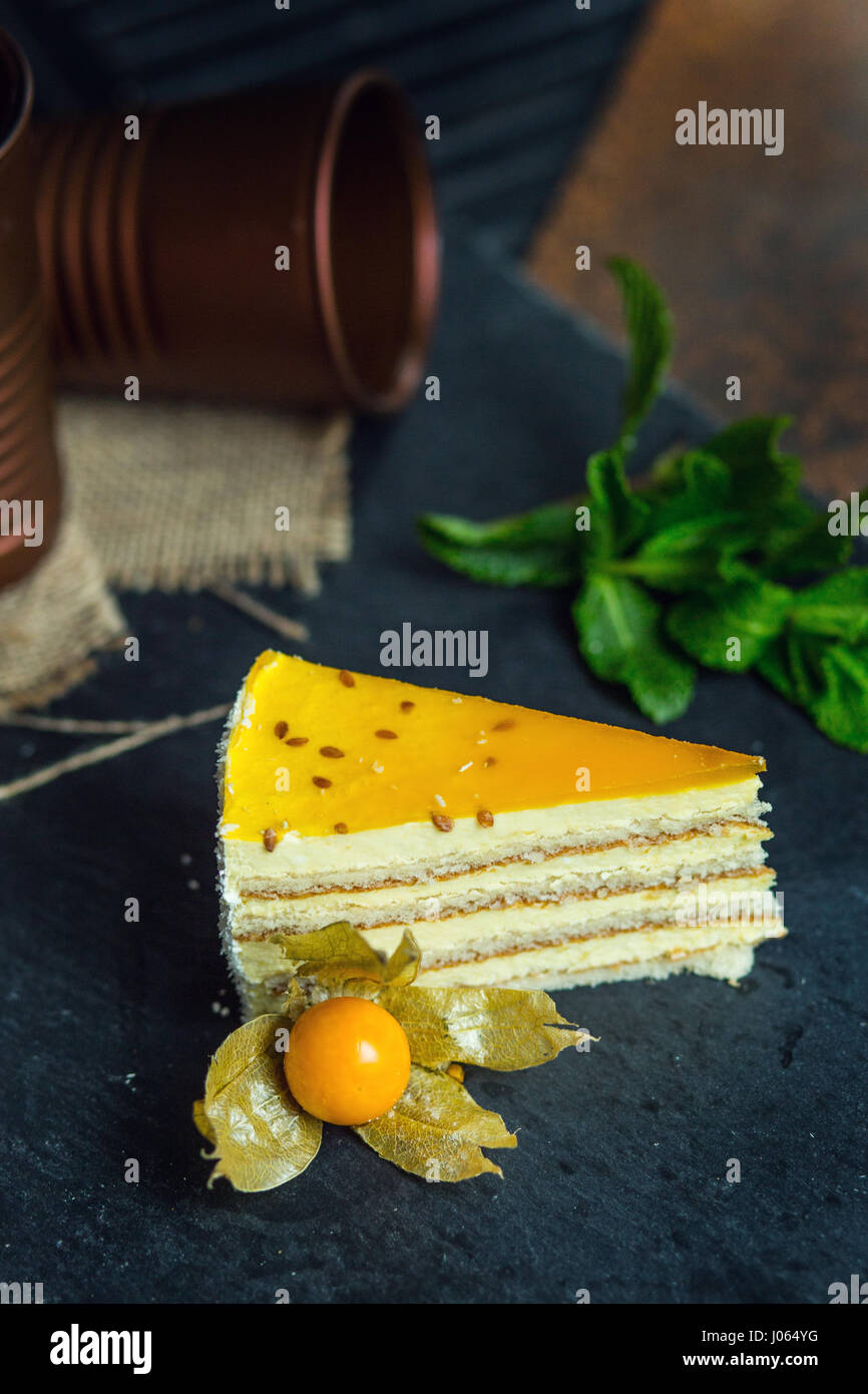 Frische Passionsfrucht-Kuchen. Dessert auf Platte. Das Restaurant oder Café-Atmosphäre Stockfoto