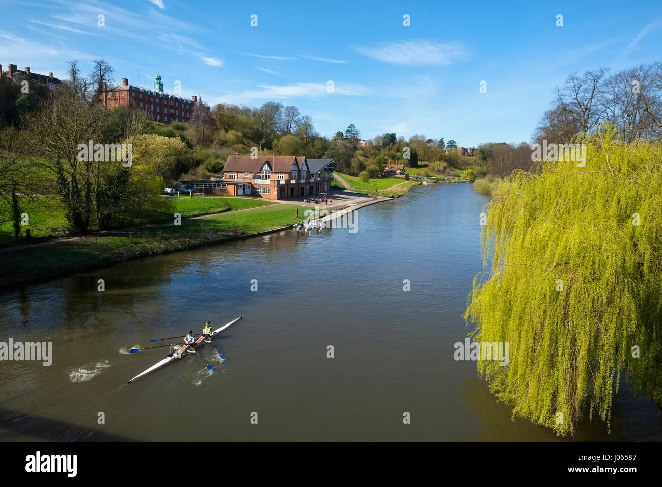 Ruderer in der Frühlingssonne auf den Fluss Severn von Kingsland Brücke, Shrewsbury, Shropshire, mit Shrewsbury School verlassen. Stockfoto