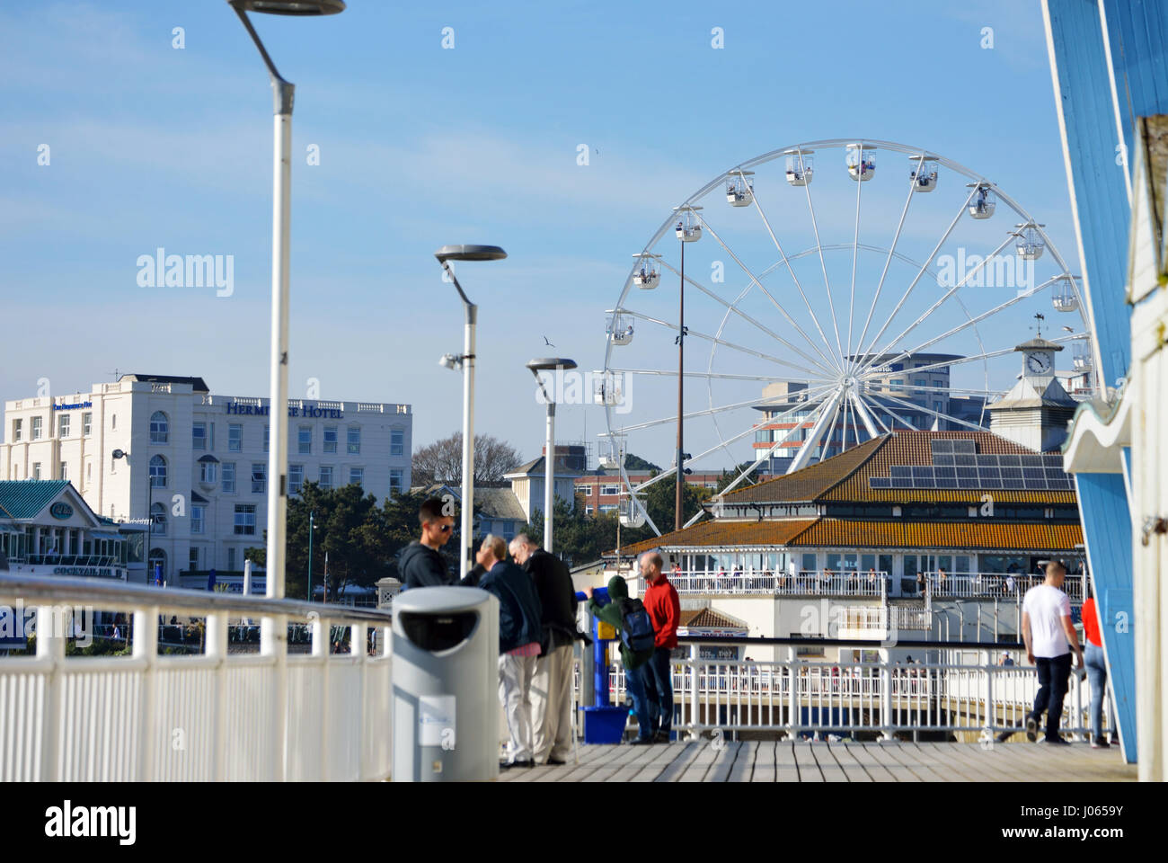 Blick vom Pier von Bournemouth nach Bournemouth Küste mit dem großen Rad 2017, Dorset, Großbritannien Stockfoto