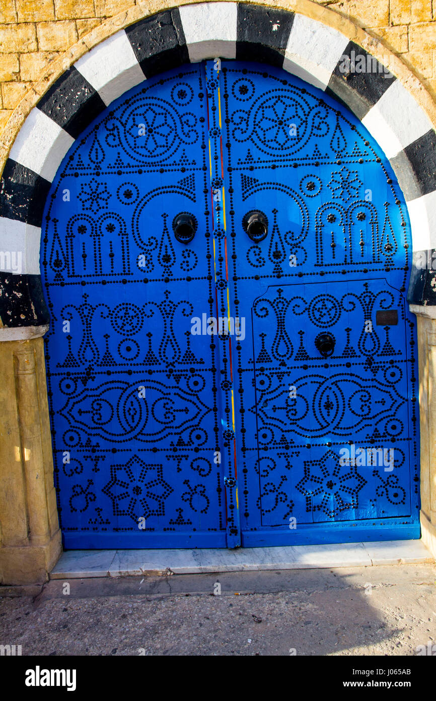Eine blaue Tür in Sidi Bou Said, Tunis, Tunesien. Stockfoto