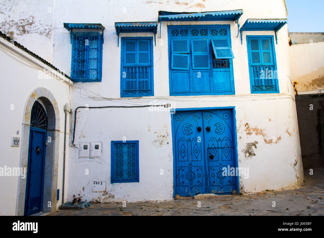 Ganz in weiß mit blau trim, die maurische (oder möglicherweise griechischen) inspiriert Hügel Stadt Sidi Bou Said ist eine Künstlerkolonie und beliebten touristischen verfolgen einfach keine Stockfoto