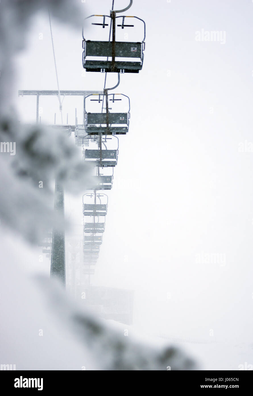 Eine Sessellift ist eine Art von Antenne Aufzug für die Beförderung der Skifahrer in Skigebieten auf der ganzen Welt verwendet. Stockfoto