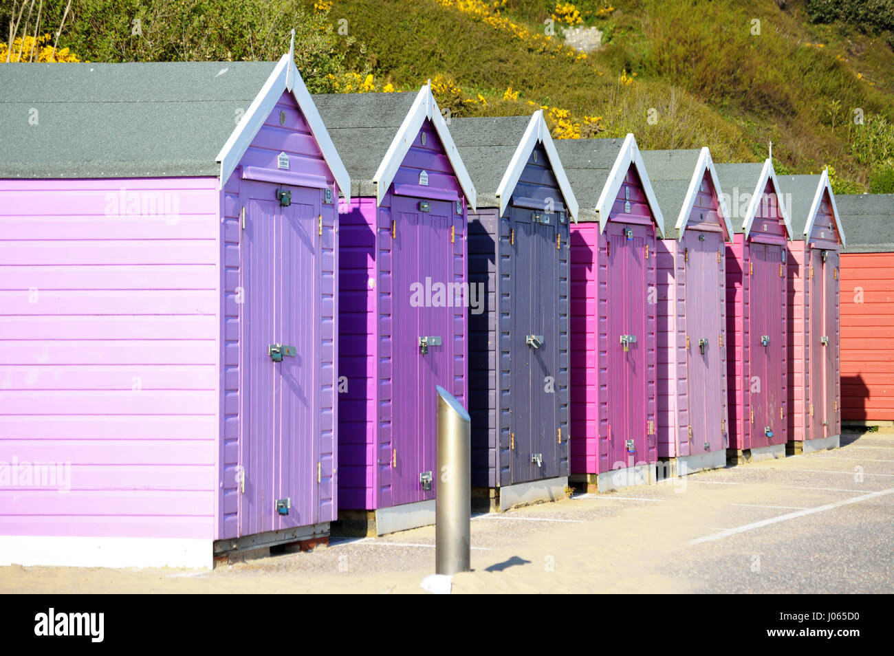 Reihe von bunten Strandhäuschen entlang des Strandes in Bournemouth, Dorset, Großbritannien Stockfoto