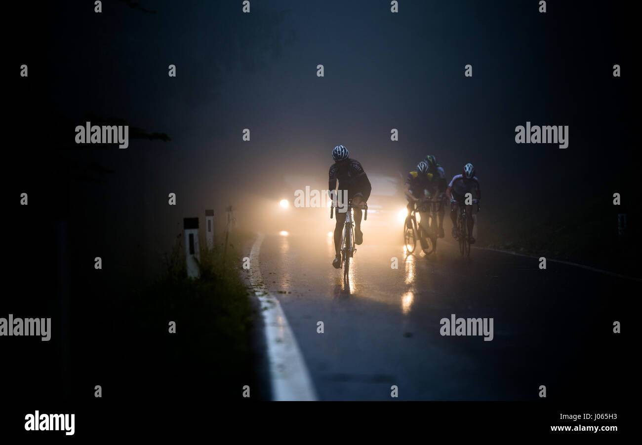 Ein professioneller Fahrradrennen hinauf Geisberg bei nebligen und regnerischen Wetter beim Road Racing Bike Race Geisberg-Rennen 2015 in der Nähe von Salzburg in Stockfoto