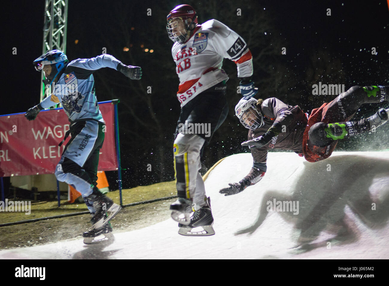 Furchtlos Konkurrent Rennstrecke das 310 Meter lange Eis hinunter auf einer Skipiste in Österreichs Winter Sport Brutstätte Wagrain. Es ist das zweite Rennen in der Eis-Cr Stockfoto