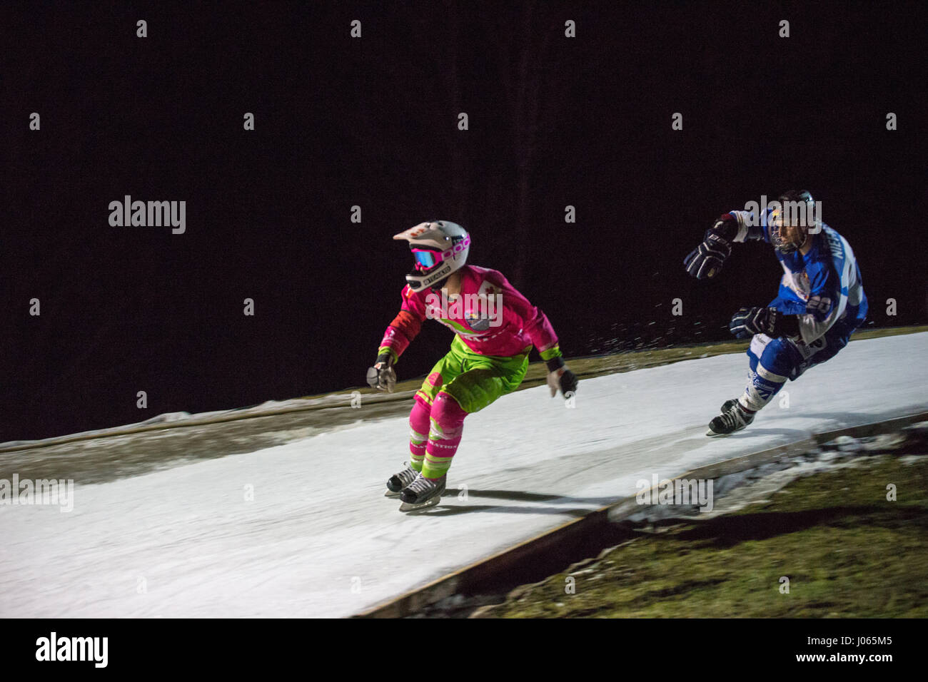 Furchtlos Konkurrent Rennstrecke das 310 Meter lange Eis hinunter auf einer Skipiste in Österreichs Winter Sport Brutstätte Wagrain. Es ist das zweite Rennen in der Eis-Cr Stockfoto