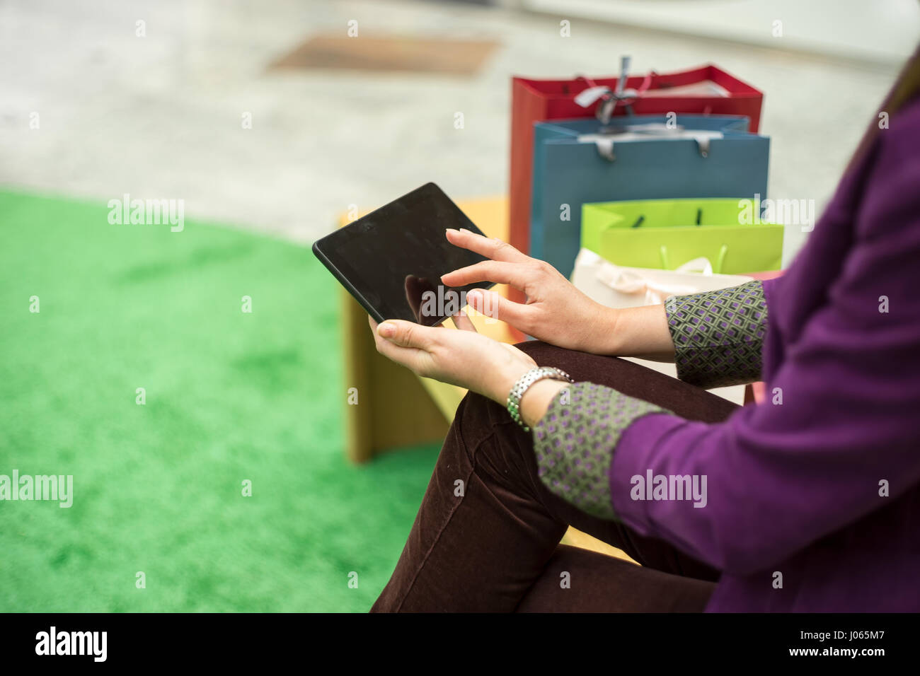 Ernte weibliche mit tablet Stockfoto