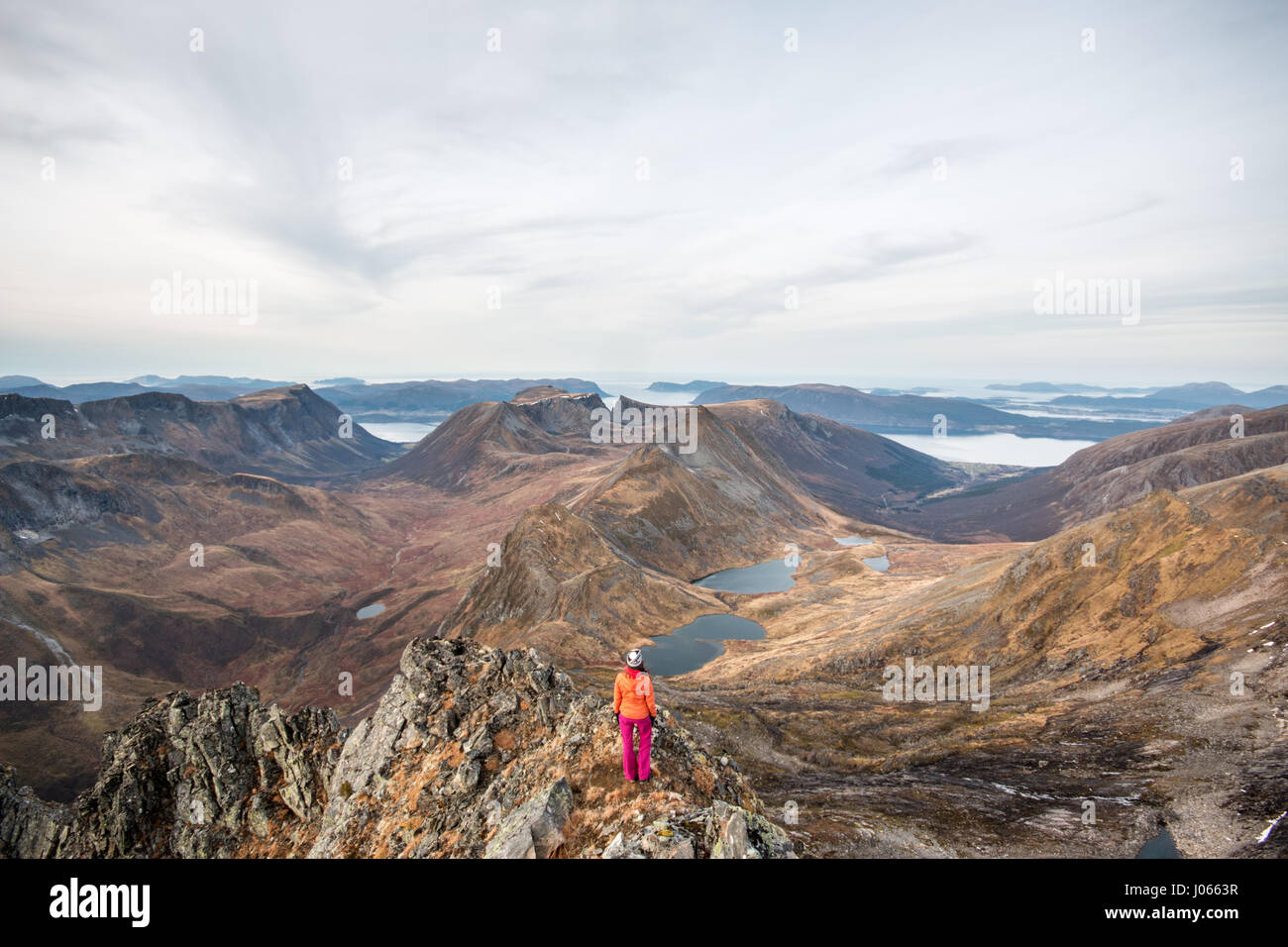 Blick auf die Berge und Fjorde. ATEMBERAUBENDE Bilder zeigen einen weiblichen Bergsteiger gefährlich über den Wolken stehen. Die Sammlung von spektakulären Aufnahmen zeigt ein Fotograf Freundin aufstehen bei 5.000 Fuß während mit Blick auf den wunderschönen norwegischen Fjorden. Andere Bilder zeigen ihr hocken auf einem Felsvorsprung, als ob sie am Anfang der Welt sitzt. Norwegische Lagerarbeiter Johan Kistrand (33) ging bis zu fünf Stunden an jeden Ort, die schönen Bildern zu erfassen. Begleitet von seiner Freundin, die auch in den Aufnahmen bietet, die Standorte befanden sich überall Betwee Stockfoto