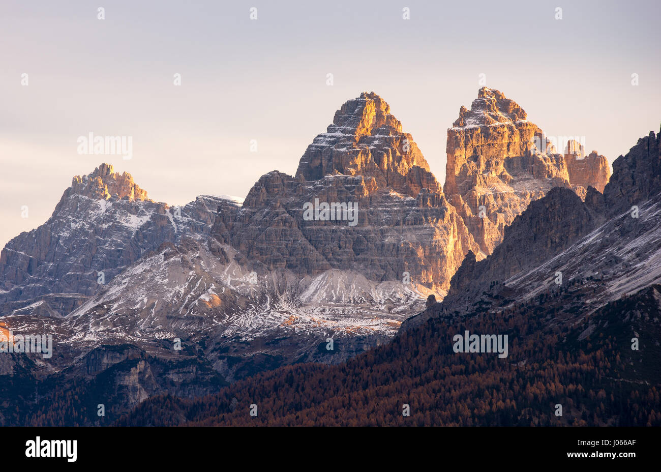 Die Tre Cime di Lavaredo in der Nähe von Cortina d ' Ampezzo, Nordosten Italiens. Stockfoto