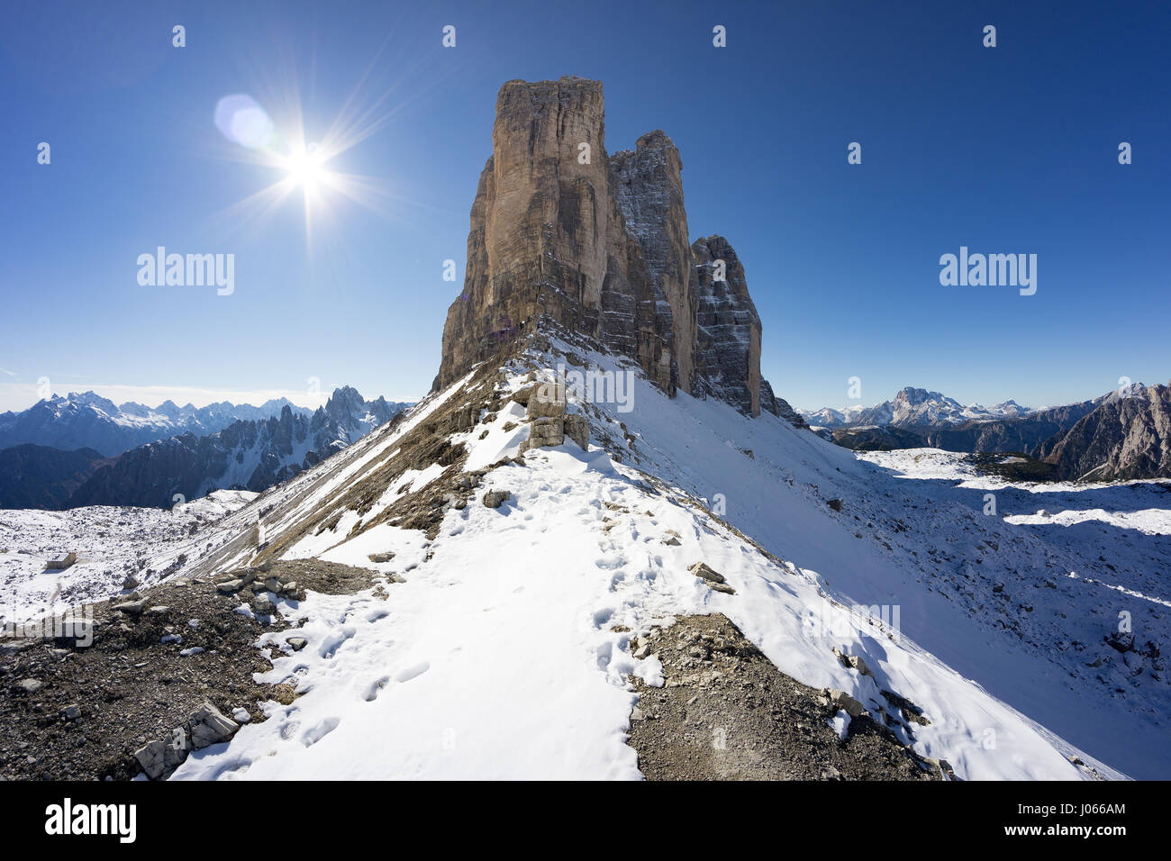Die Tre Cime di Lavaredo in der Nähe von Cortina d ' Ampezzo, Nordosten Italiens. Stockfoto