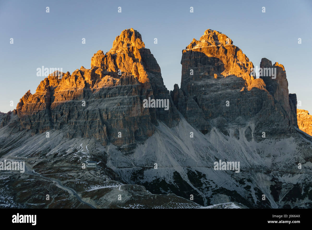 Die Tre Cime di Lavaredo in der Nähe von Cortina d ' Ampezzo, Nordosten Italiens. Stockfoto