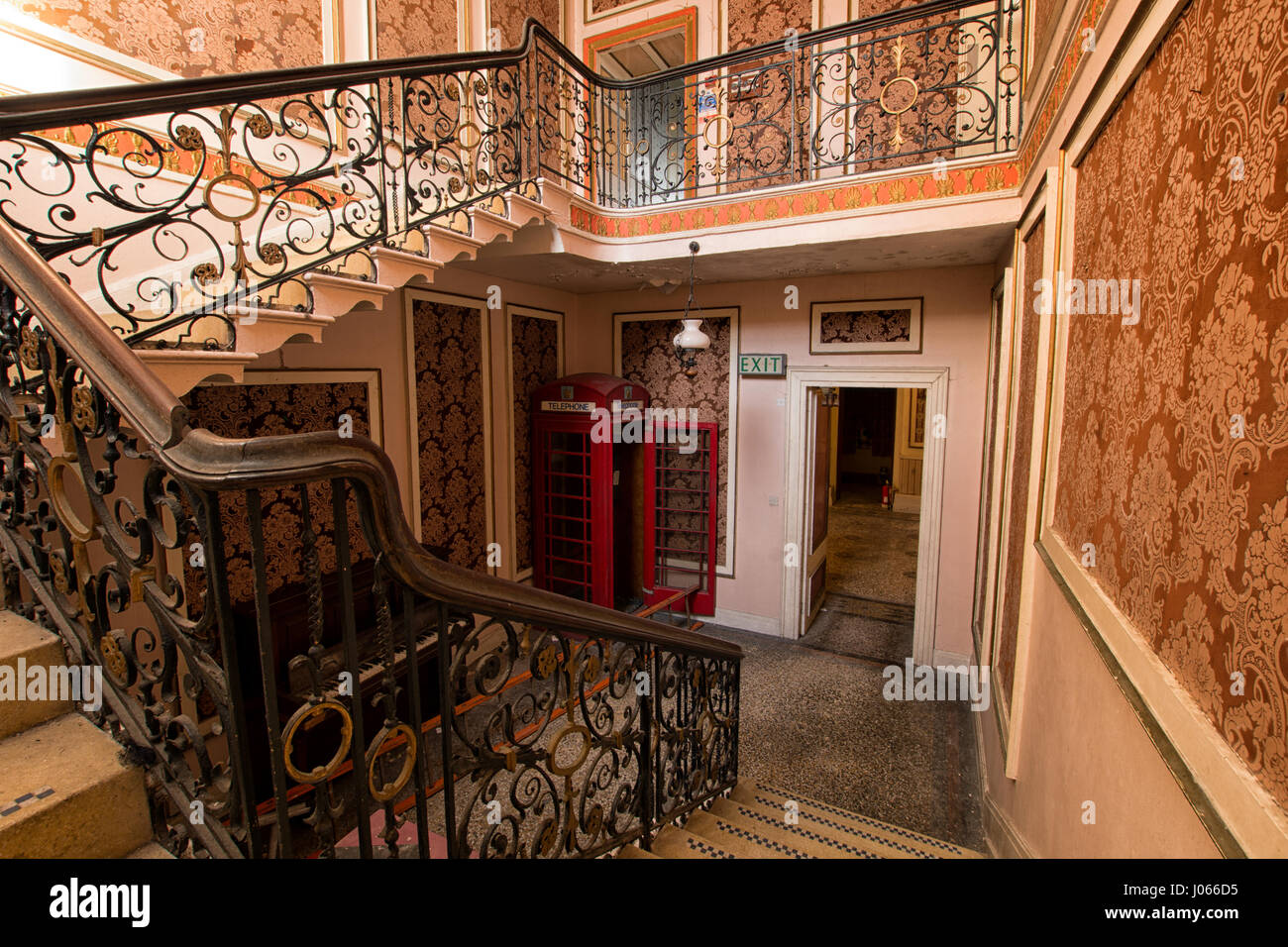 VENERABLE HALL, LIVERPOOL: Atemberaubende Fotografien zeigt 300 Jahre alten Herrenhaus Türen mit Brettern vernagelt und das Eigentum aufgegeben, trotz seiner Rolle als Sitz der ein Regiment der d-Day-Helden während des 2. Weltkrieges. Bilder zeigt eine Grand Manor Haus Fenster zugemauert und Gründen vernachlässigt. Während einige Zimmer in gutem Zustand zu sein scheinen, zeigen haben erst vor kurzem verlassen worden, Sie Fotos exponierten Fäulnis Dielen, abblätternde Tapeten und Teile von der Decke fallen auseinander. Diese eindringliche Bilder Woolton Hall in Liverpool wurden durch freiberufliche Fotografin und urban Explorer, die anonym bleiben wollten. SH Stockfoto