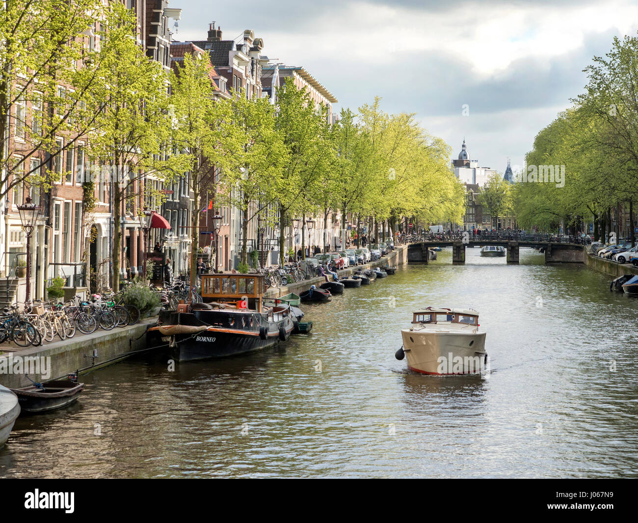 Ein kleines Boot Segeln auf einem Stadt-Kanal in Amsterdam Niederlande Stockfoto