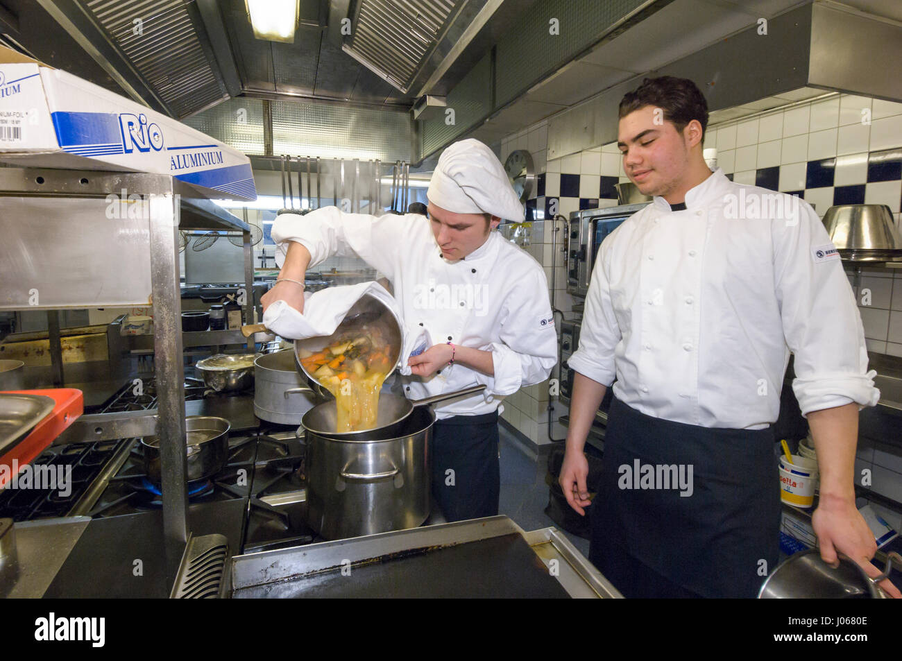 Schüler in einer Restaurant-Schule lernen, Kochen, Schweden. Stockfoto