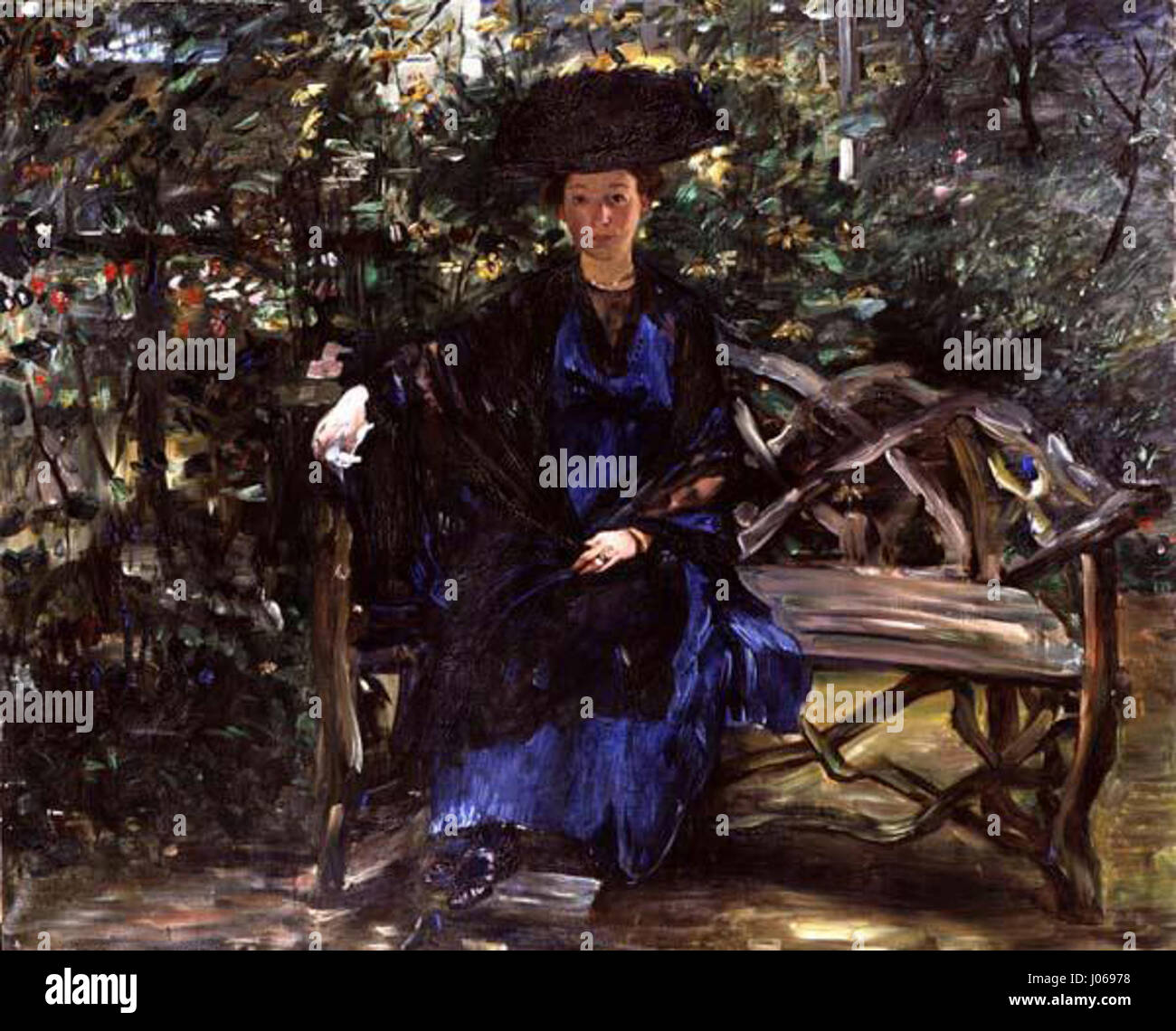 „Porträt Frau Kaumann“ von Lovis Corinth, gemalt 1911, zeigt eine Frau in eleganter Kleidung, die die charakteristische Pinselarbeit und psychologische Intensität des Künstlers einfängt. Stockfoto