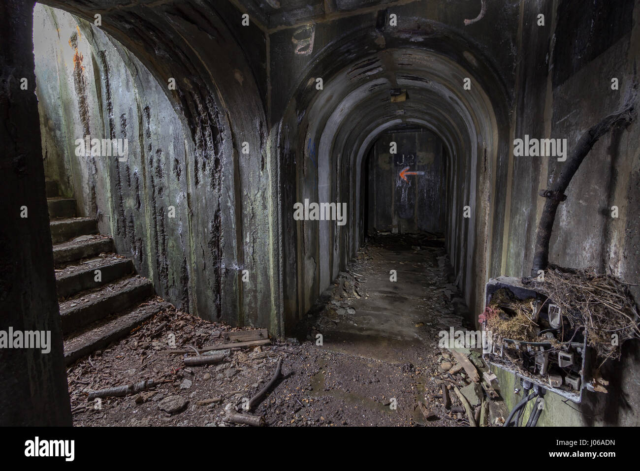 Einer der fünf wichtigsten Eingänge zum Bunker. Vögel haben in der alten elektrischen Montage an der Wand verschachtelt. WATFORD, UK: Blick in die verlassenen Weltkrieg zwei Bunker, die einmal unter die temporäre HQ von der London, Midland and Scottish Railway lief. Gespenstische Bilder und video-Show was bleibt von der längst vergessene Air-raidschutz im The Grove mit Schutt verstreut in den engen Tunneln wo Transportpersonal würde von der Luftwaffe Bomber während der Blitz geschützt haben. Andere Aufnahmen zeigen das Eingangstor, fluoreszierende Pfeile und Schilder gemalt an den Wänden und die riesige Spinne Stockfoto