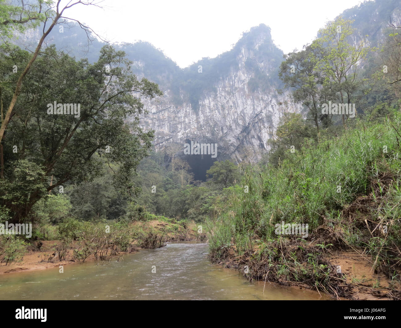 SON DOONG, VIETNAM: Der Eingang der Höhle in der Ferne. Aha-Bilder zeigen Touristen Wagen und camping in der weltweit größten Höhle entstanden. Die tolle Bilder zeigen Menschen pitching Zelte Zelten die Nacht innerhalb der zwei-und-ein-halb-Meile lange hängen Son Doong, zentralen Vietnam und sah aus wie Matchstick Zeichen beim Eintritt in die Höhle Mund - wo drin ist 800 Fuß hoch. Andere Bilder zeigen einen Fluss fließt in die Höhle und Touristen Wandern entlang des Flusses. Die beeindruckenden Fotografien wurden entnommen Woodstock, Illinoi von pensionierter Bauingenieur Douglas Knuth (65) Stockfoto