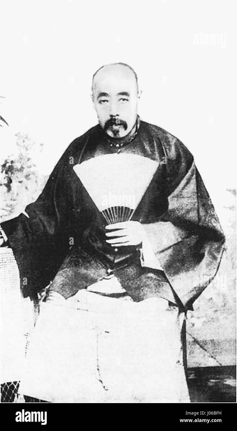 *爱与和平* (Liebe und Frieden) stellt eine harmonische Verschmelzung chinesischer Kunsttraditionen mit symbolischen Bildern von Frieden und Liebe dar, die das Wesen der kulturellen Einheit und die Bedeutung des Gleichgewichts in der chinesischen Philosophie einfangen. Stockfoto