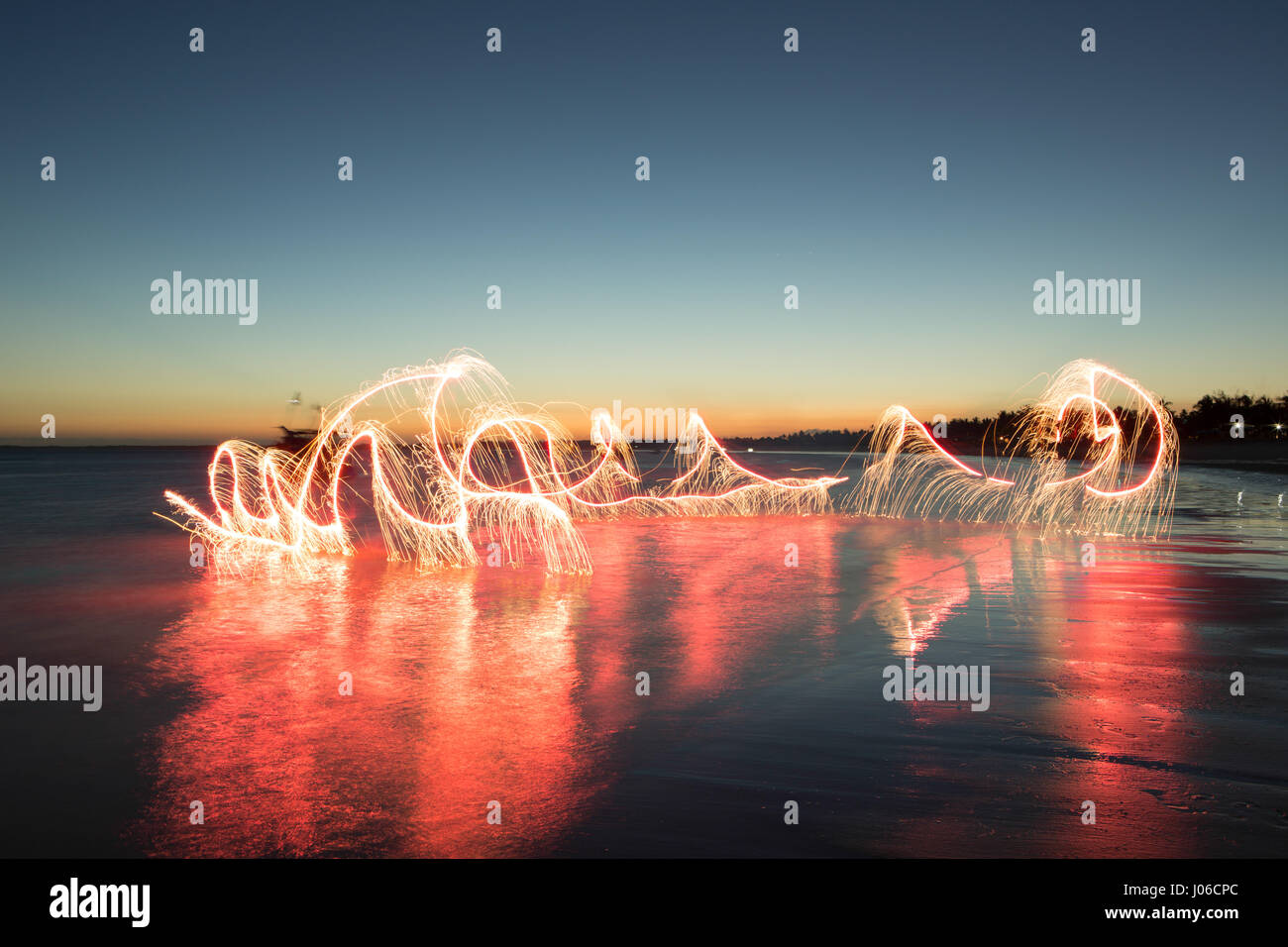 BRASILIANISCHE MITTELLAND, Brasilien: Feuerwerk haben verwendet, um einzigartige Kunstwerke schaffen, die Vergänglichkeit des Lebens darstellt. Die Serie namens "Einheiten" zeigt feurig orange wirbelt und Streifen gegen natürliche Einstellungen überlagert.  Lichtmuster lässt sich über dem Wasser tanzen, Felsen und sand sowie mächtigen alten Bäumen in ein spektakuläres Feuerwerk. Brasilianische Fotograf Vitor Schietti (30) schuf dieses leuchtende Kunstwerk in seinem Heimatland mit der brasilianischen Mittelland als seinen Hintergrund. Stockfoto