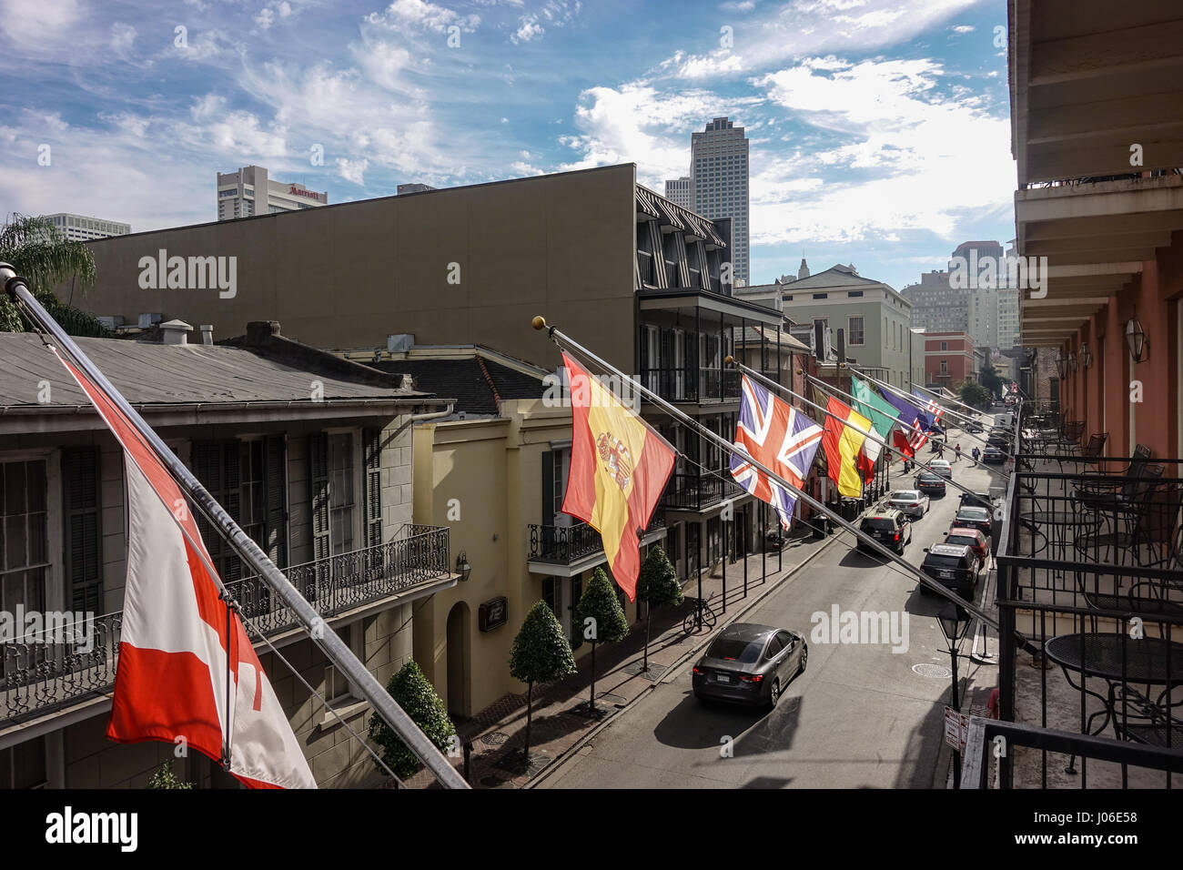 Flaggen wehen vom Balkon des Dauphine Orleans Hotel in New Orleans Stockfoto