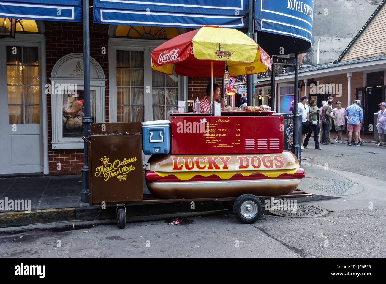 Hot-Dog stand an Ecke von Conti und Bourbon, New Orleans Stockfoto