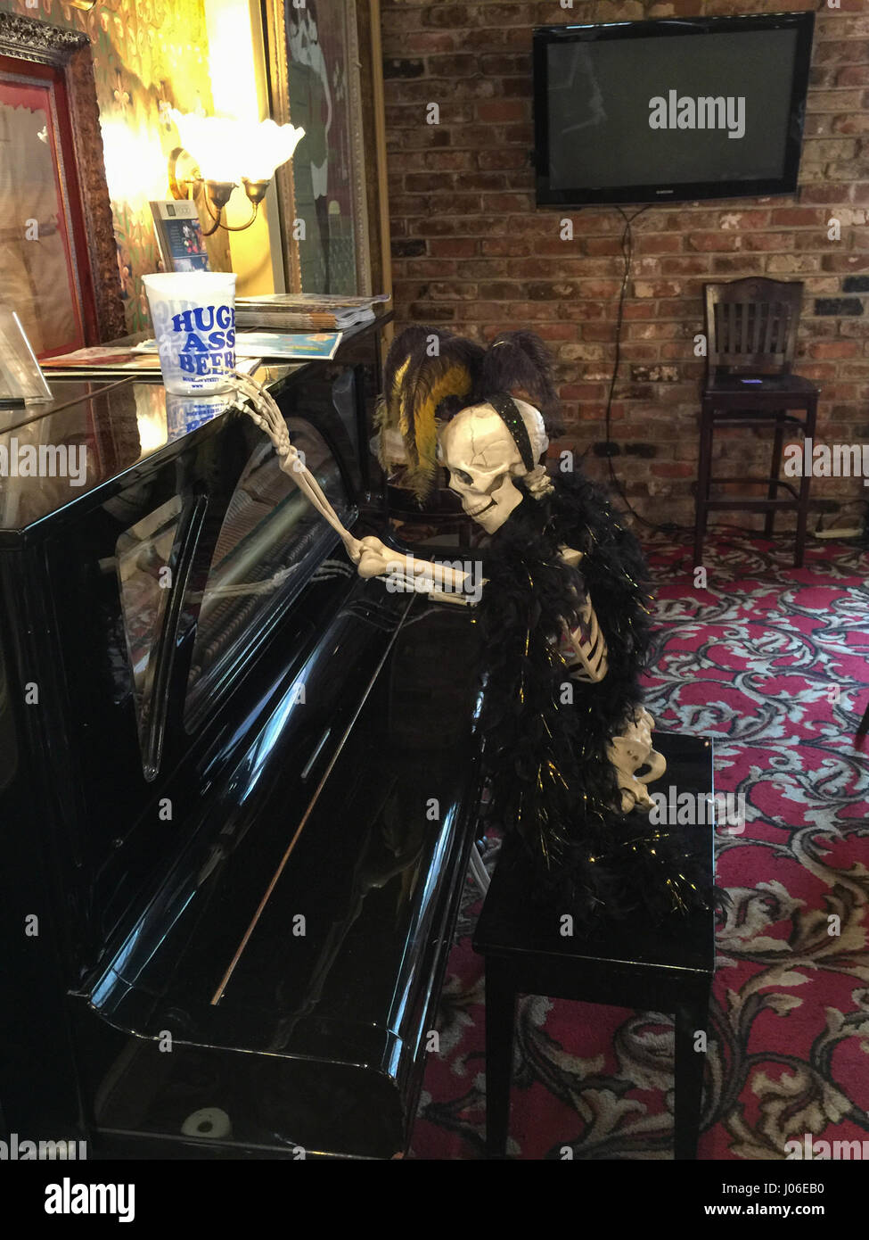 Skelett am Klavier im Mai Baileys, New Orleans Stockfoto