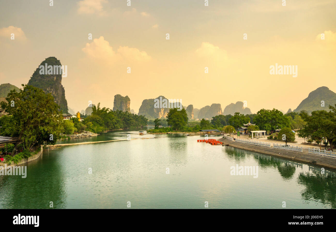 Sonnenuntergang über Li-Fluss im Stadtgebiet von Yangshuo, Guangxi, China Stockfoto