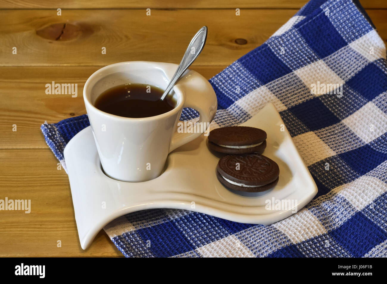 Eine Tasse Kaffee und Gebäck, Rostow am Don, Russland, 5. April 2017 Stockfoto