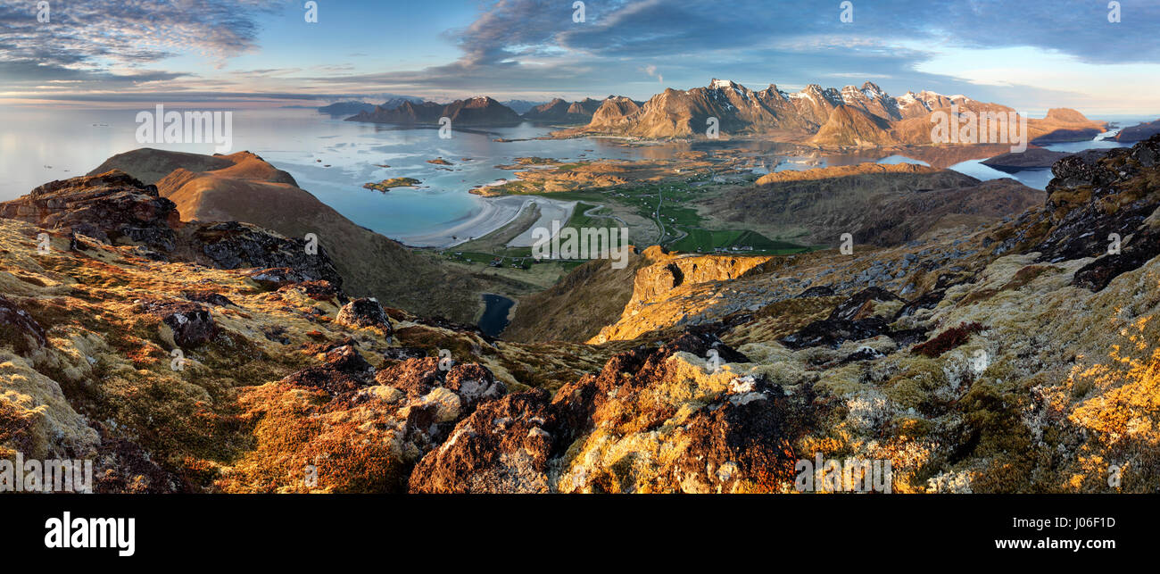 Norwegen-Berg mit Coast - Lofoten Stockfoto