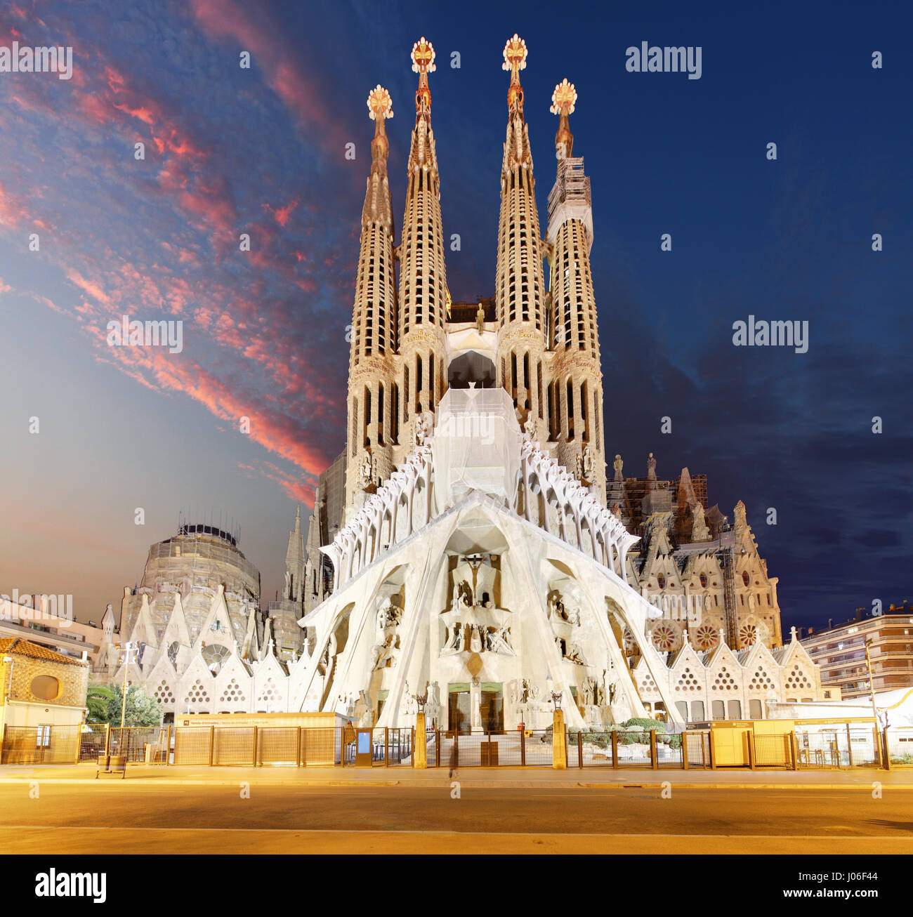 BARCELONA, Spanien - 10. Februar 2016: Sagrada Familia Basilika in Barcelona. Antoni Gaudi-Meisterwerk ist ein UNESCO-Weltkulturerbe in 1 geworden. Stockfoto