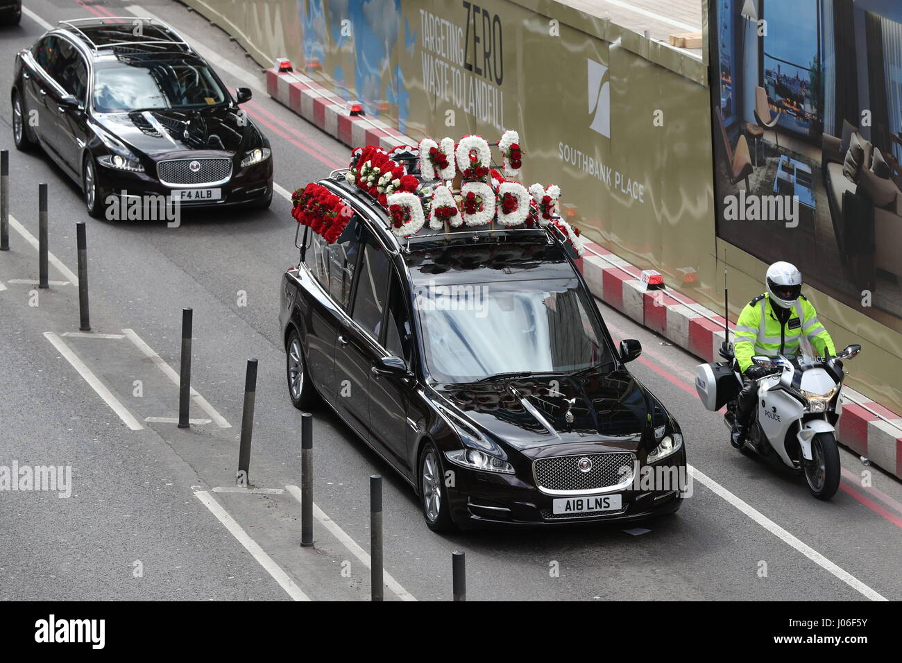 Der Sarg des Pc Keith Palmer macht seinen Weg entlang der York Road Southwark Cathedral in London nach einer Ruhepause über Nacht an der Westminster Chapel St Mary Undercroft. Stockfoto