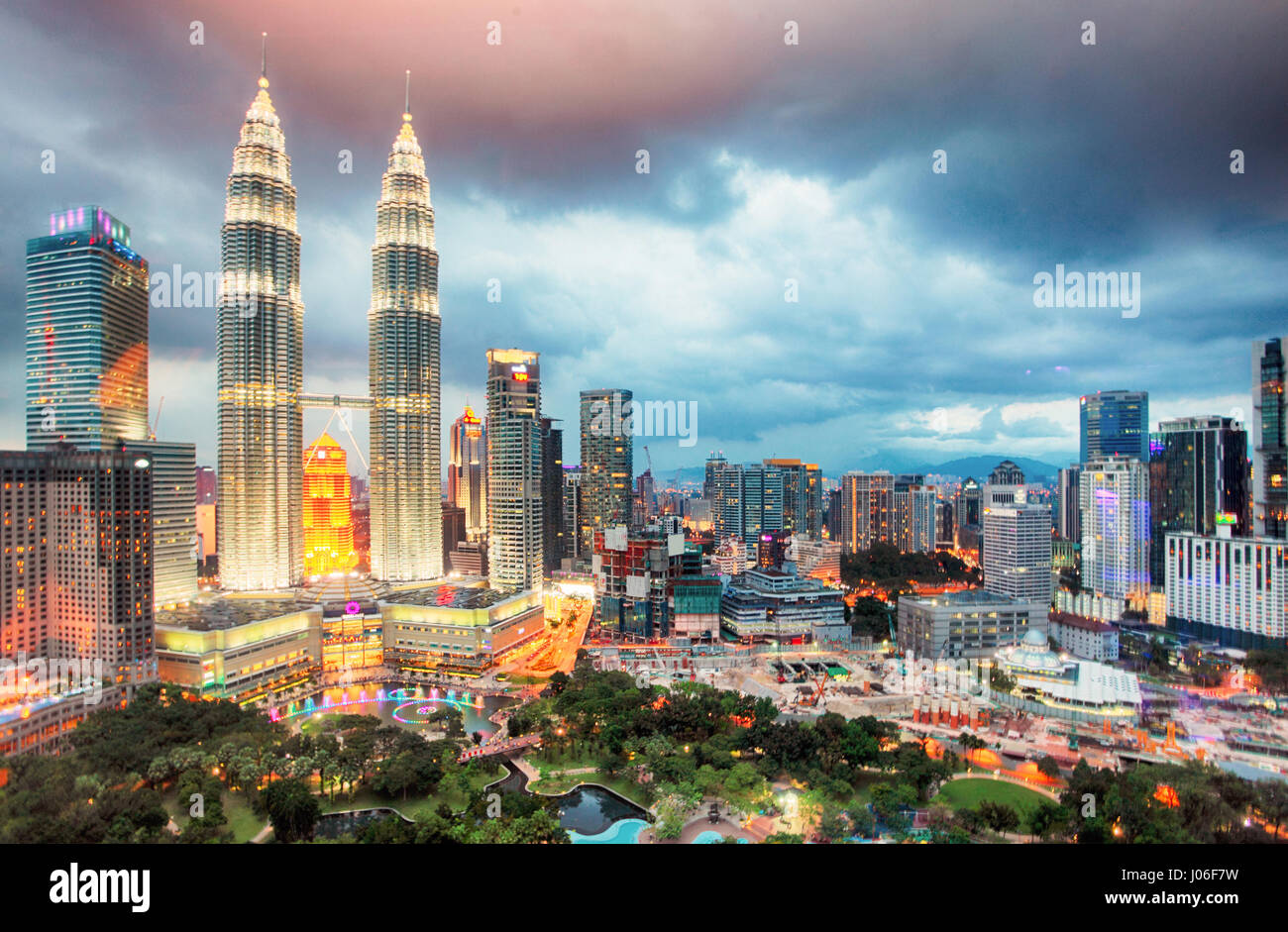 Skyline von Kuala Lumper bei Dämmerung, Malaysia Stockfoto