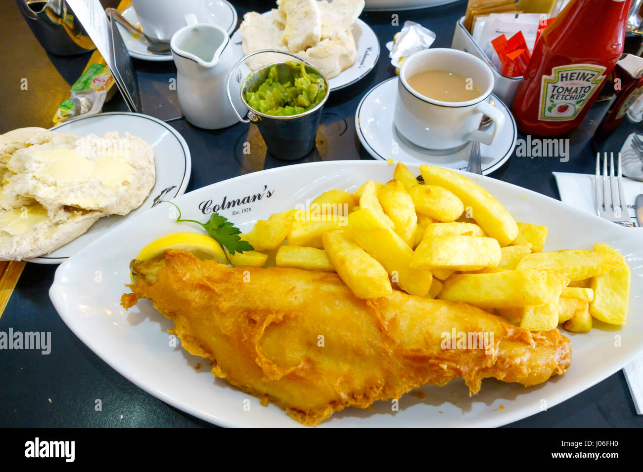 Exzellente Fish &amp; Chips in Colmans berühmten Fischrestaurant in South Shields, gegründet im Jahr 1926 mit einem Brot Rollen Erbsenpüree und eine Tasse Tee Stockfoto