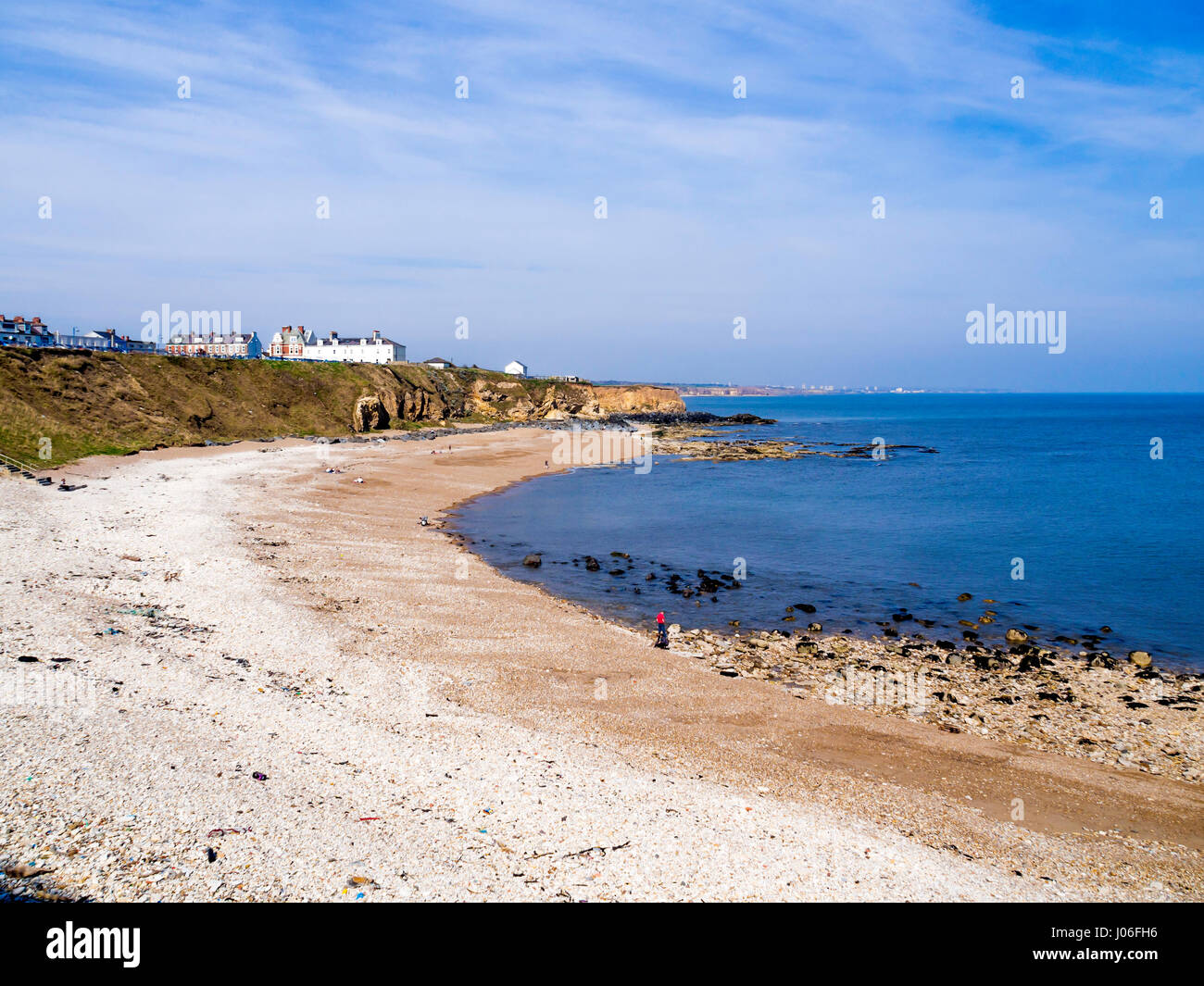Strand bei Seaham Co. Durham England mit hellen weißen Kieselsteinen magnesiumhaltiger Kalkstein die zugrundeliegende Geologie Stockfoto
