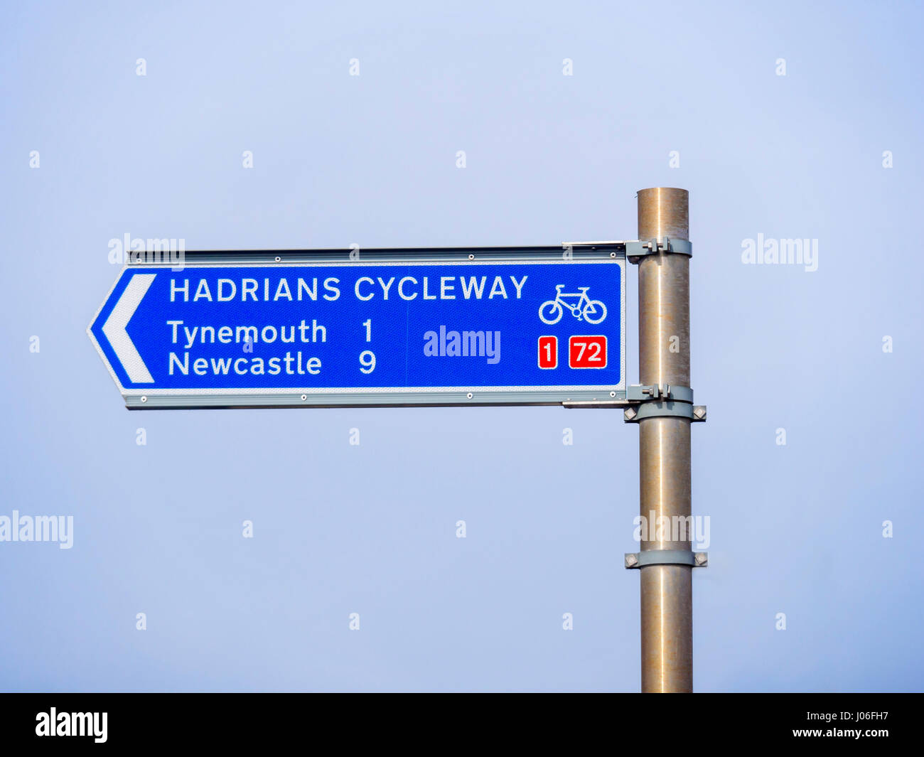 Wegweiser für die Hadrian-Radweg am Eingang zur Fähre von South Shields über den Fluss Tyne, Routen 1 und 72 Tynemouth und Newcastle Stockfoto