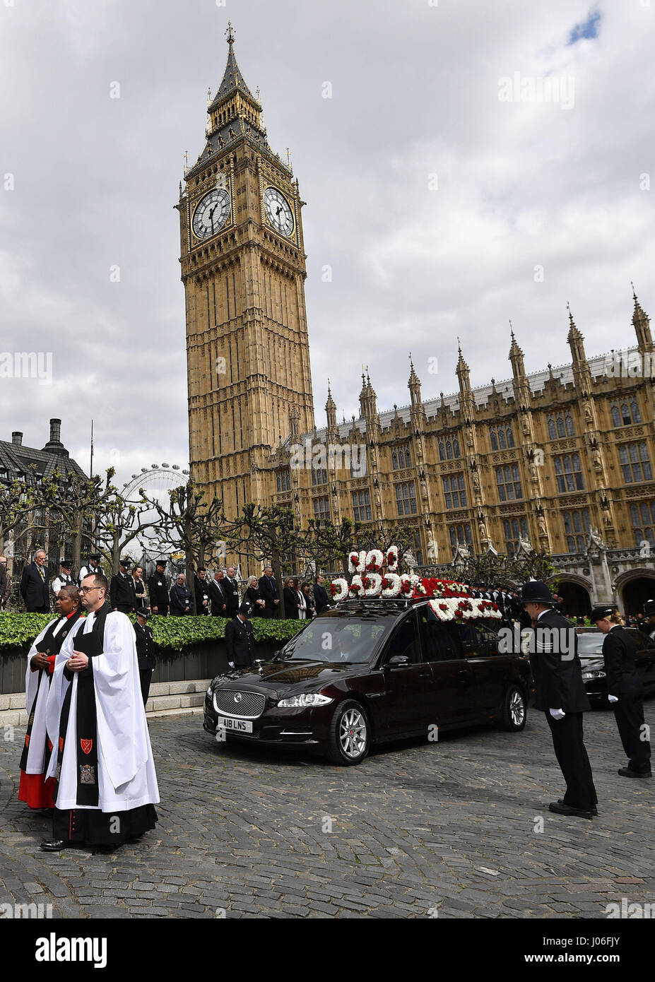 Der Leichenwagen tragen den Sarg des Pc Keith Palmer verlässt Westminster Kapelle St. Maria Undercroft in London auf dem Weg nach Southwark Cathedral nach über Nacht ruhen. Stockfoto